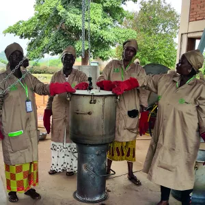 Women parboilers in Bouaké.
